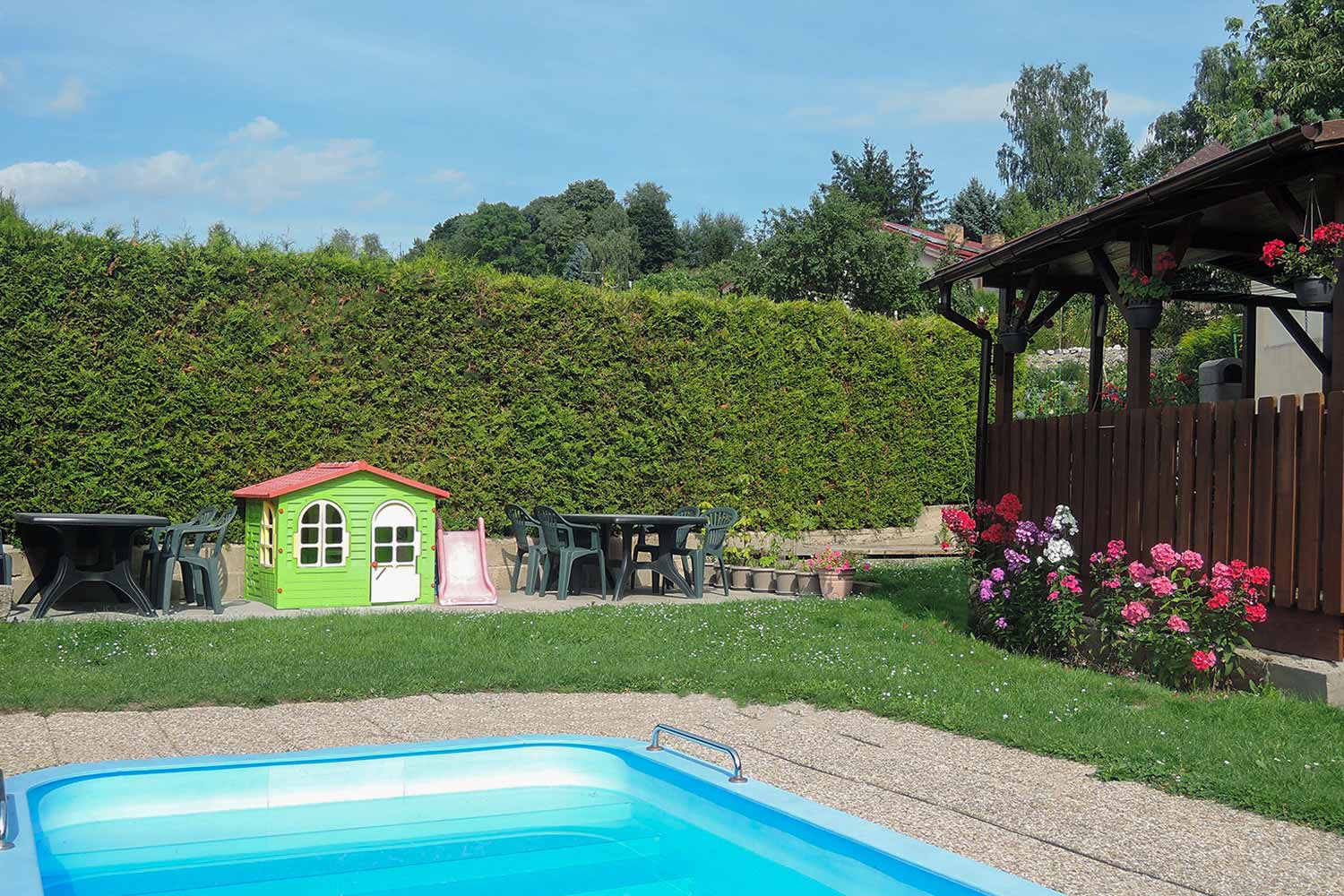 Zahrada s bazénem, dětským koutkem a pergolou