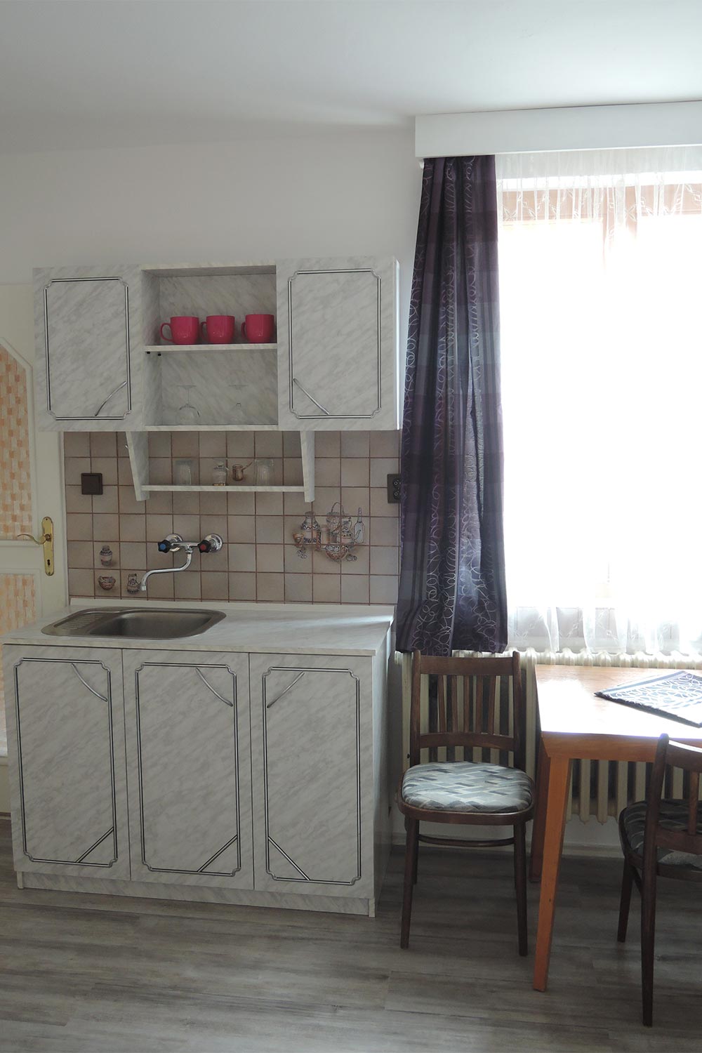 Dvojlůžkový pokoj s kuchyňkou - pohled na kuchyňku